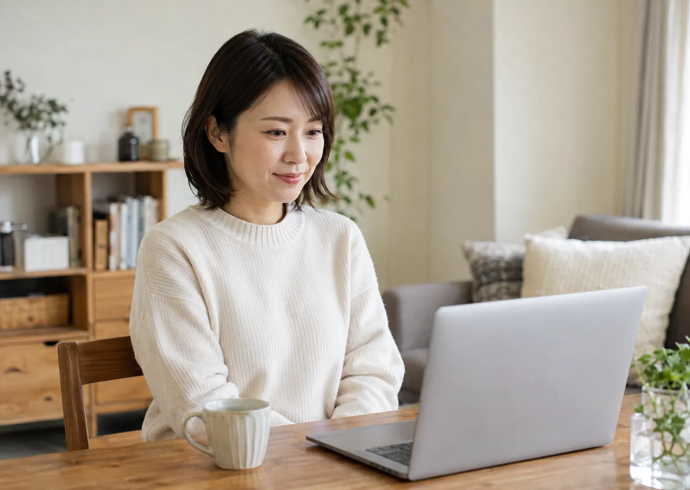 自宅でオンライン商談をしている様子